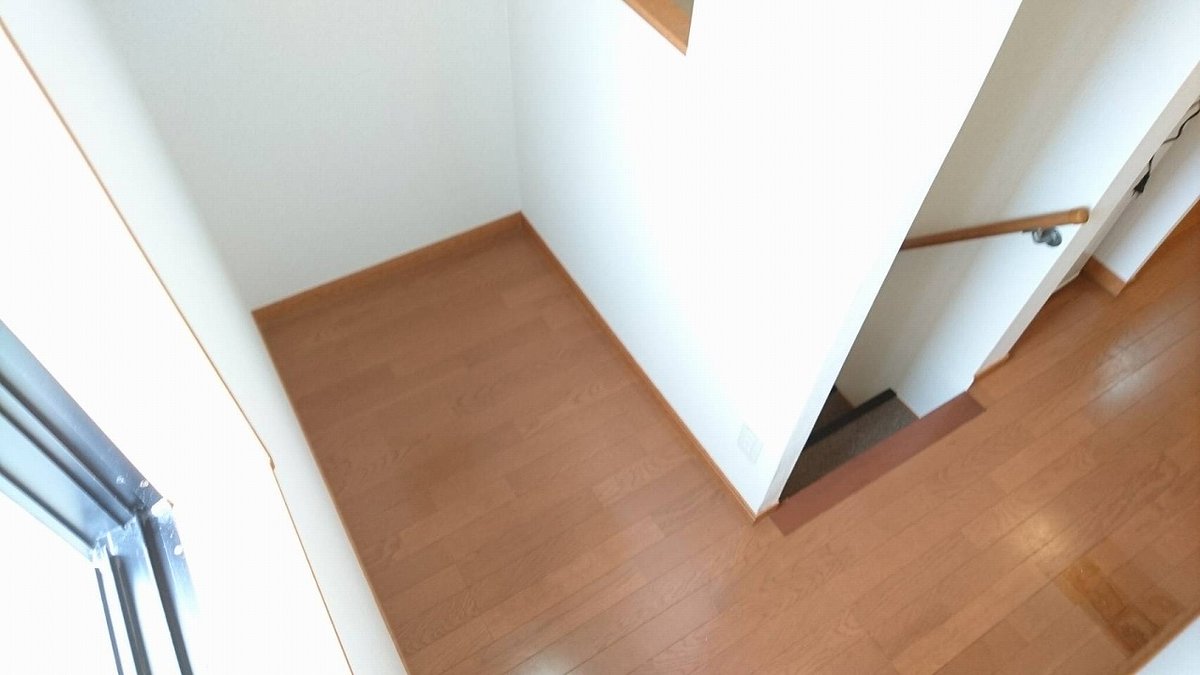 収納：階段横に収納スペースあり