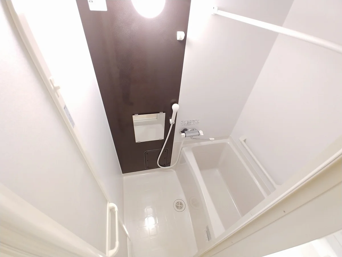 浴室内はおしゃれなカラーパネル使用　※反転プランあり