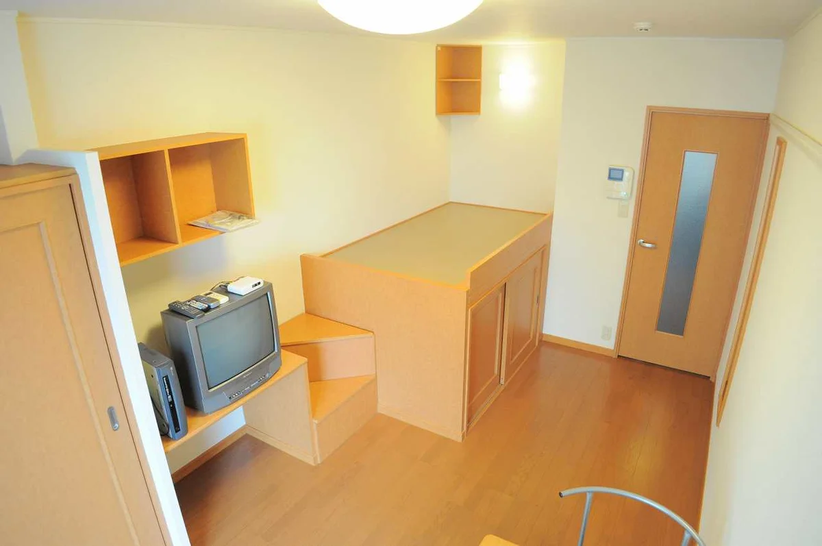 ベッド下収納・階段下収納でお部屋も広々！！