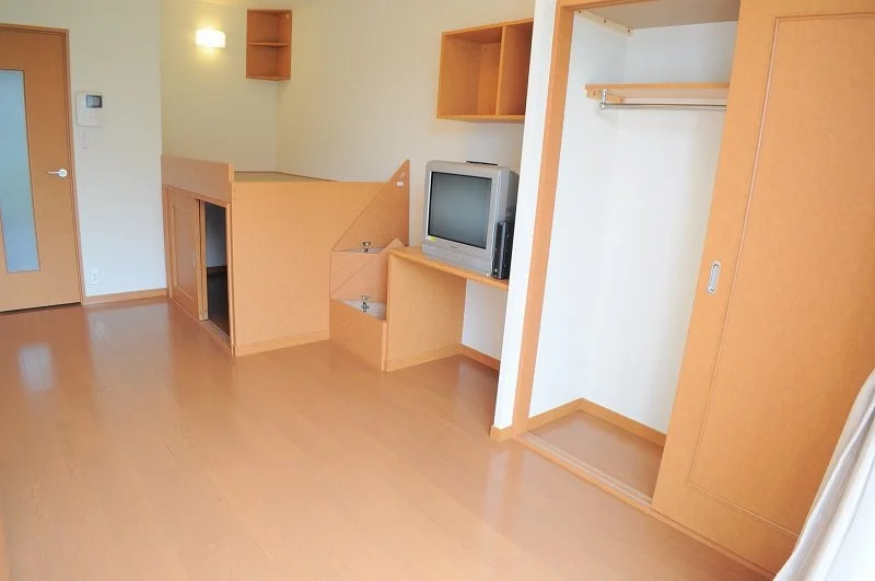 引き戸のクローゼットもあり、十分な収納力です。