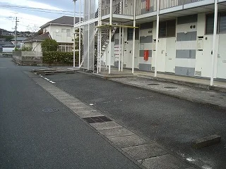駐車場は敷地内2台、敷地外8台分ご用意しております。