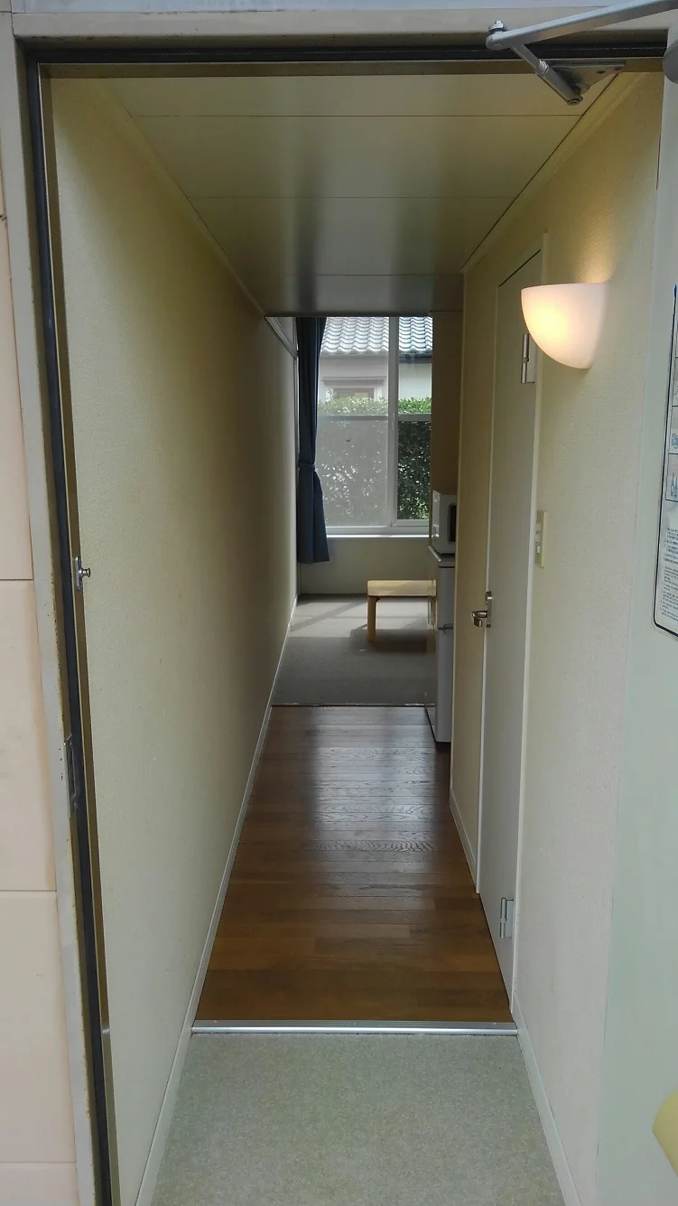 玄関から居室までです。