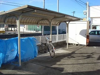 駐輪場は屋根付きです。