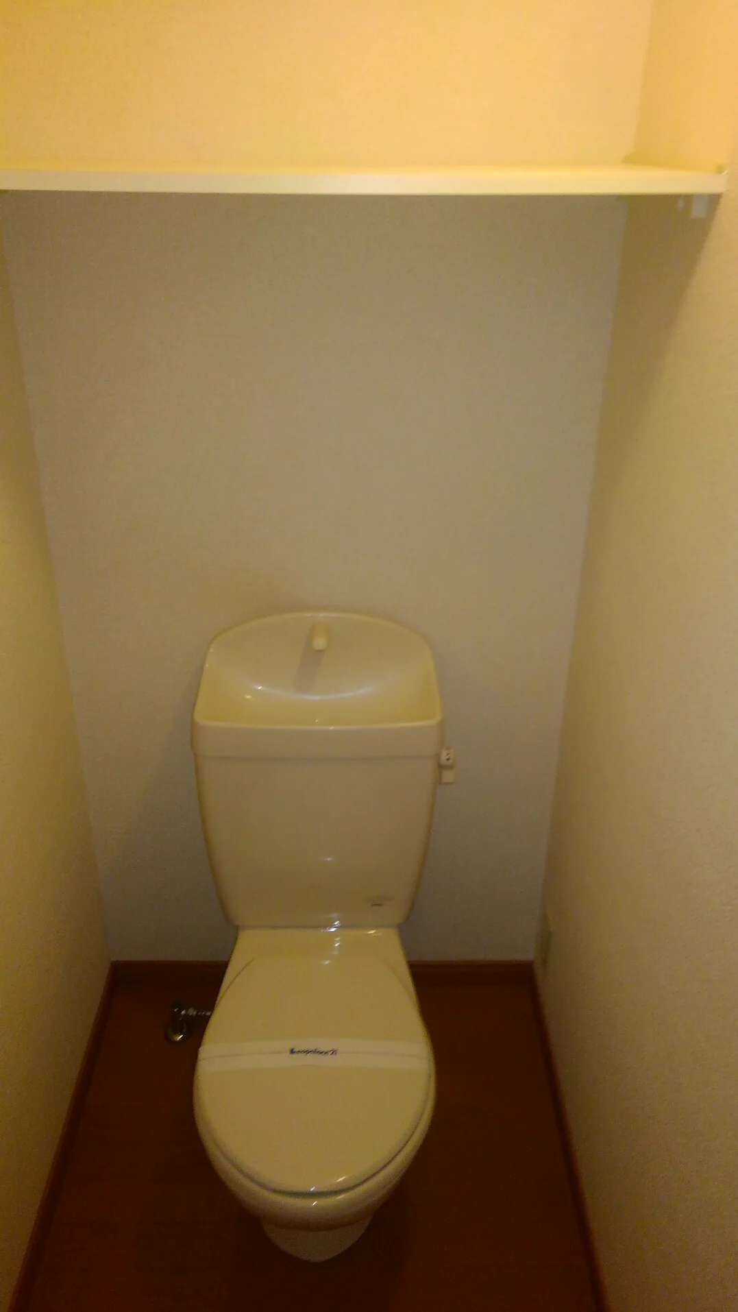 トイレはお風呂と別になっております。