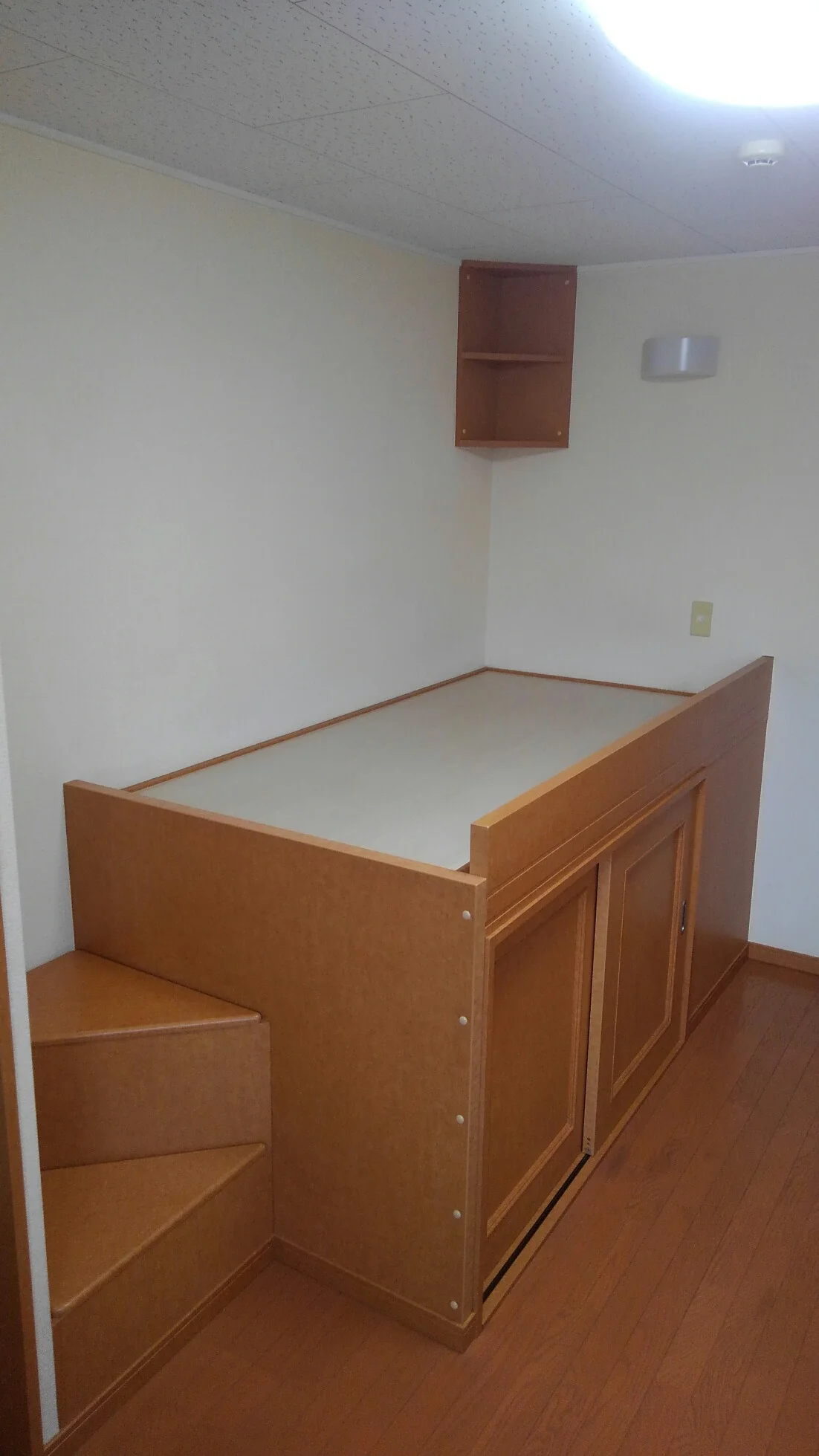 ベットが造り付けになっております。