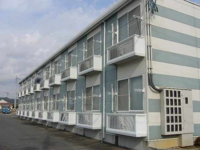 窓先にフラワーボックスが設置されております。