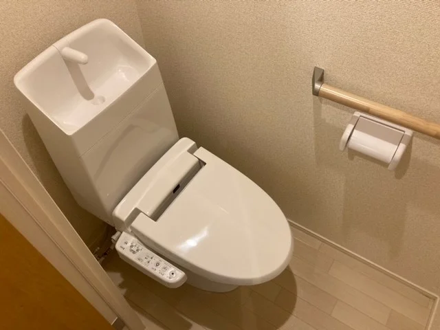 1Ｆの扉の色はベージュ、2Ｆはブラウン。