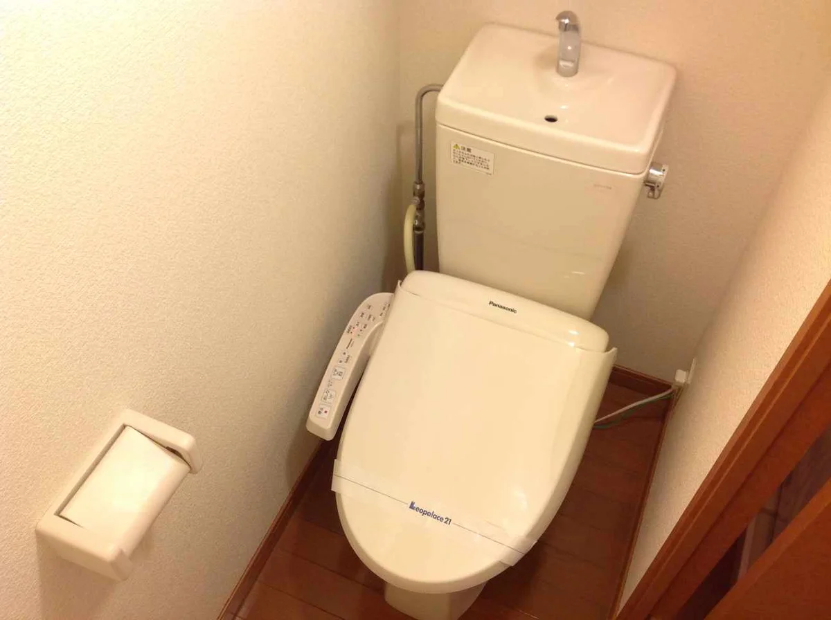 温水洗浄便座が設置されています。