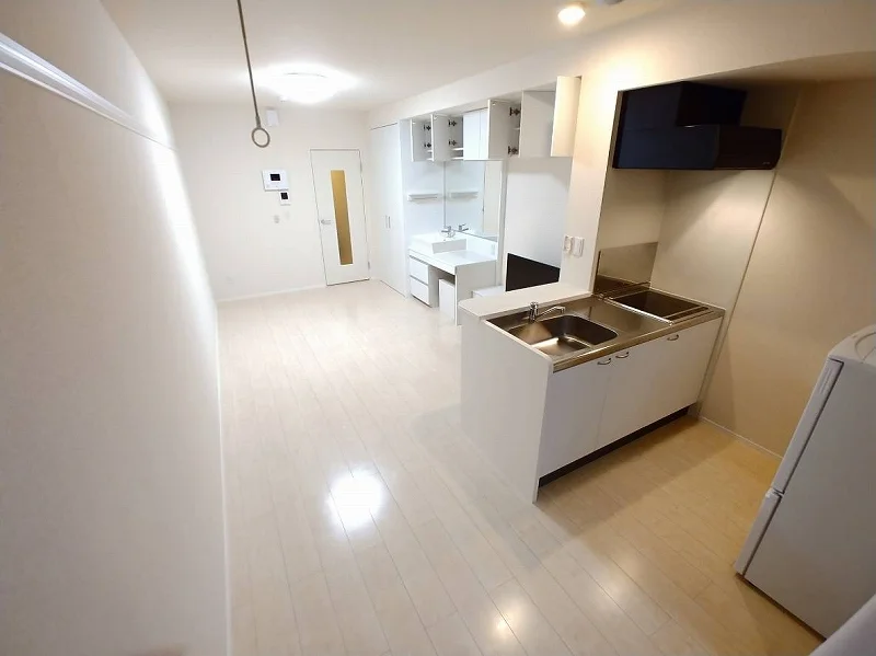 居室：キッチン・窓側から