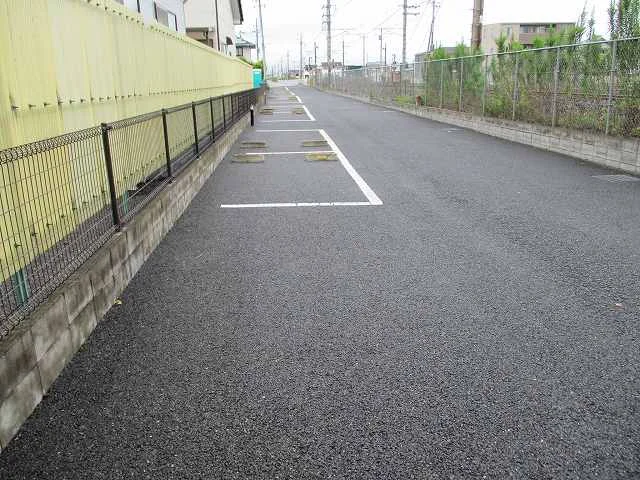 駐車場は１２台分です。