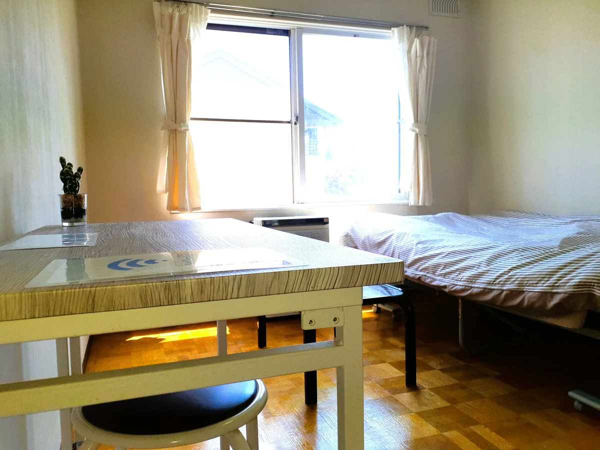 デスクから窓方向