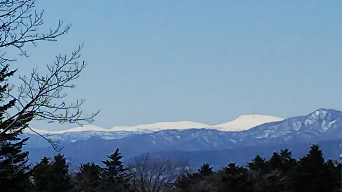定山渓・無意根山方面を望む。