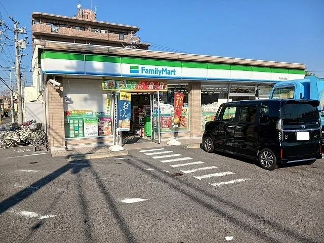 ファミリーマート 中川西伏屋店まで520m