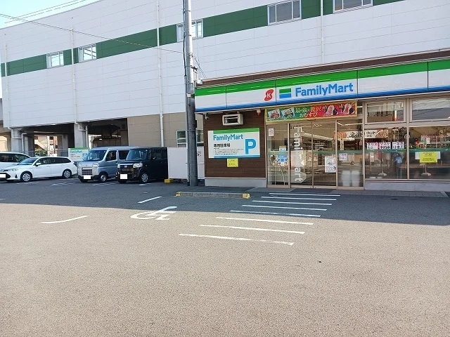 ファミリー伏屋駅店まで400m
