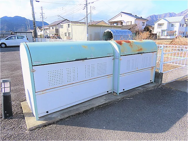 敷地内にゴミ庫が設置されておりゴミ捨てに便利です