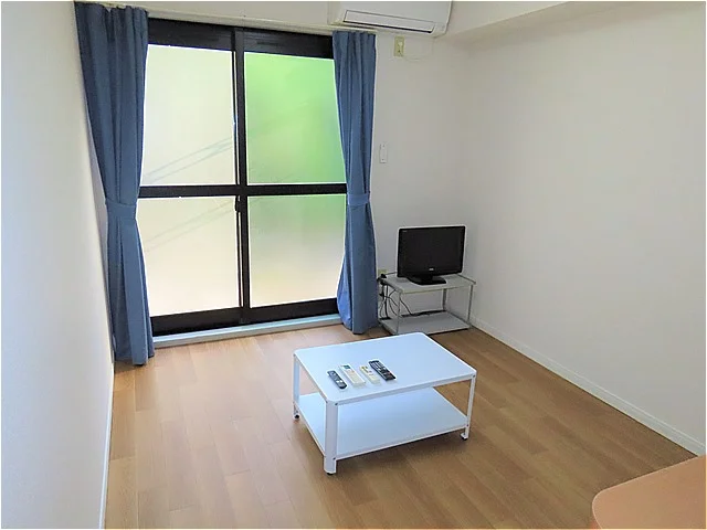 カーテンやテーブル、テレビも備え付けです