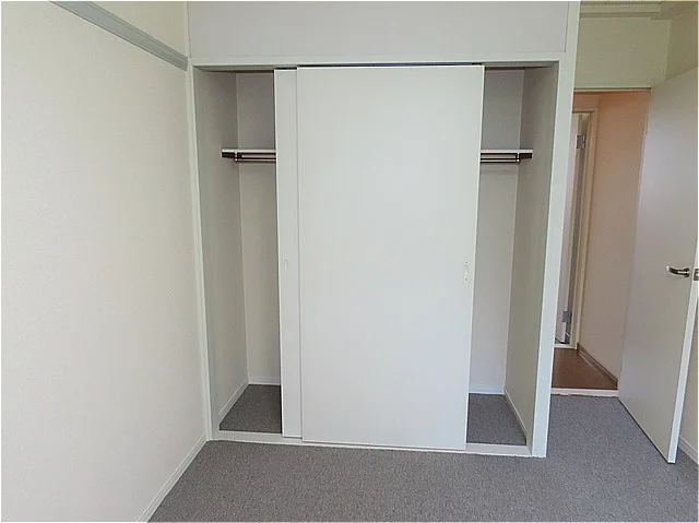 寝室にも収納スペースがあります