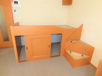 ベッド下、階段下は大容量収納！