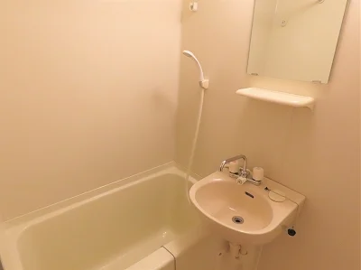 洗面台とユニット式のお風呂です