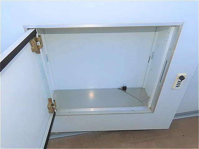 玄関扉に宅配ボックスあり