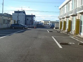 駐車場は全部で12台分です。