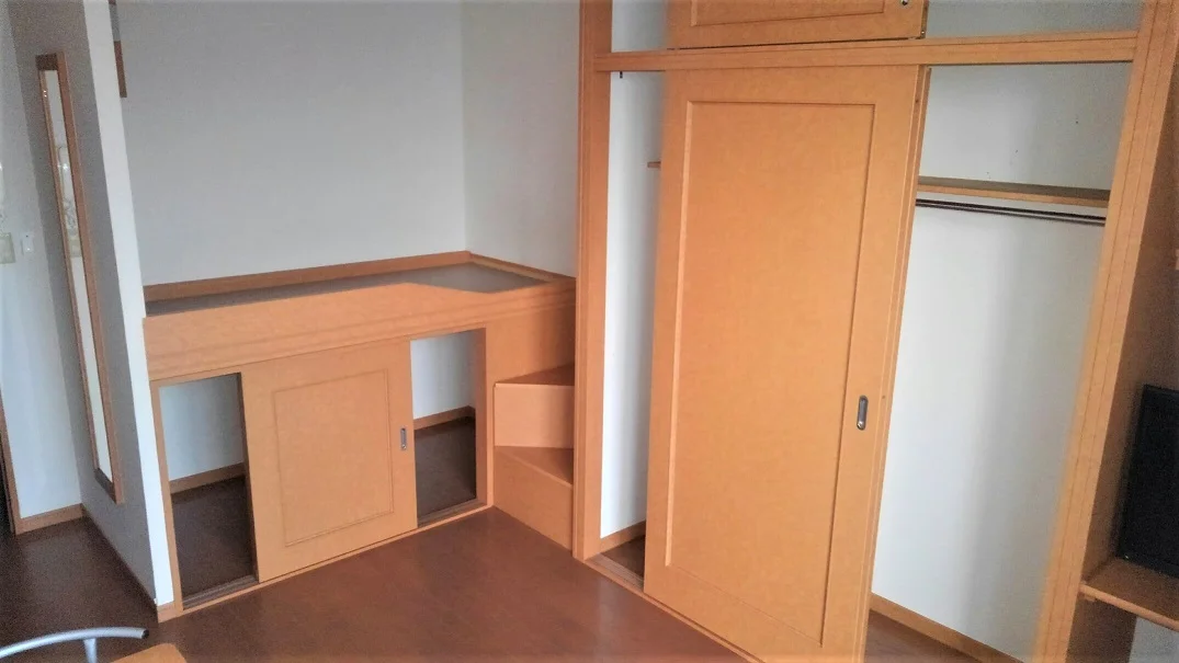 ベット台の下は収納です。（1階）