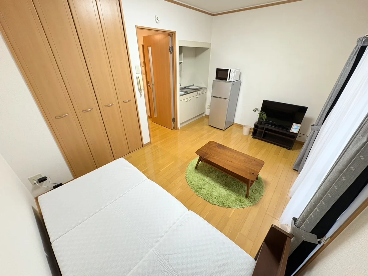 温かい雰囲気のお部屋！自宅で暮らすような空間が魅力的♪出張の方はもちろん、学生さんや観光でいらっしゃる方にもSマンスーのお部屋は家具・家電・備品の充実度が高いため大変ご好評いただいております。