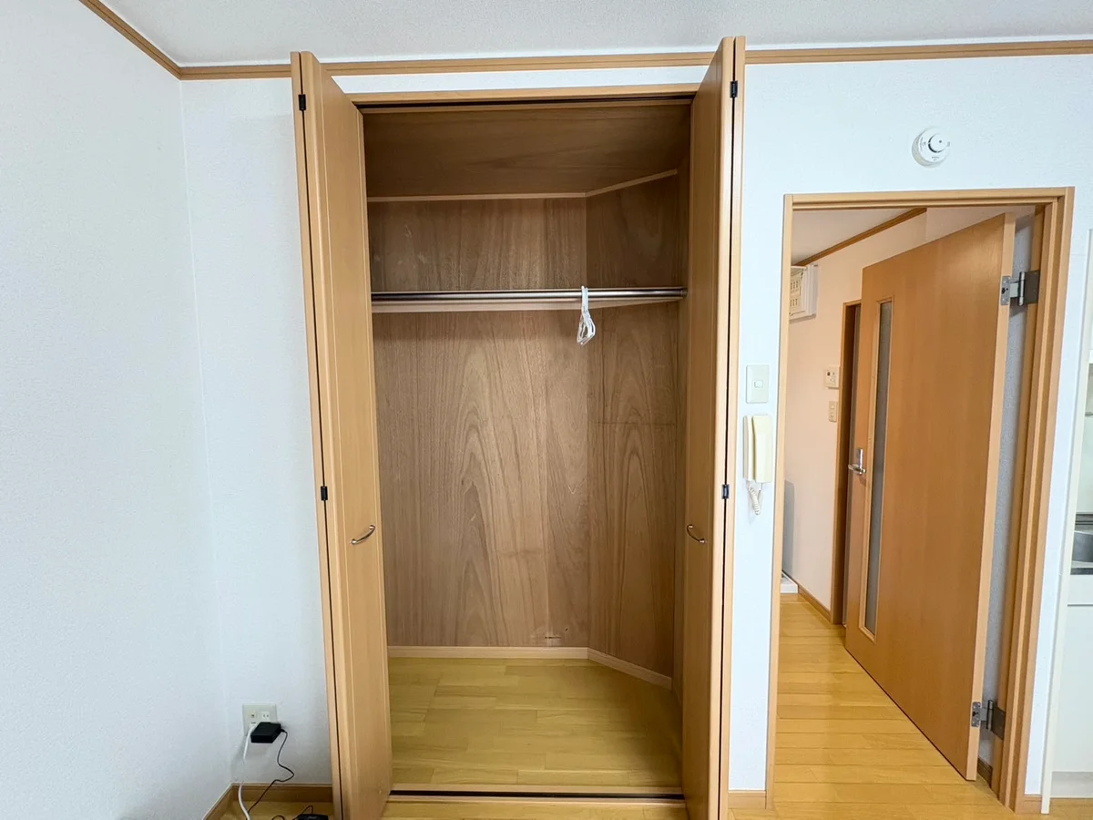収納スペースも広く、長期滞在でも安心！！嬉しいポール付☆☆