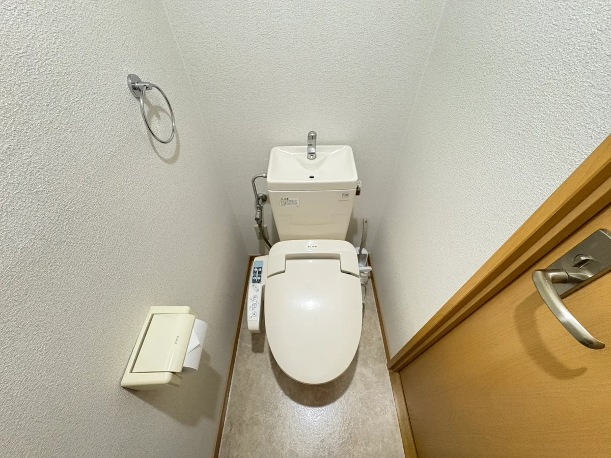 ウォシュレットつきのトイレです。老若男女皆様に安心してご利用いただけますね☆トイレにもトイレ用洗剤とトイレ用ブラシをご用意しておりますので長期ご利用の場合の気になる汚れなどもお掃除して頂けます＾＾