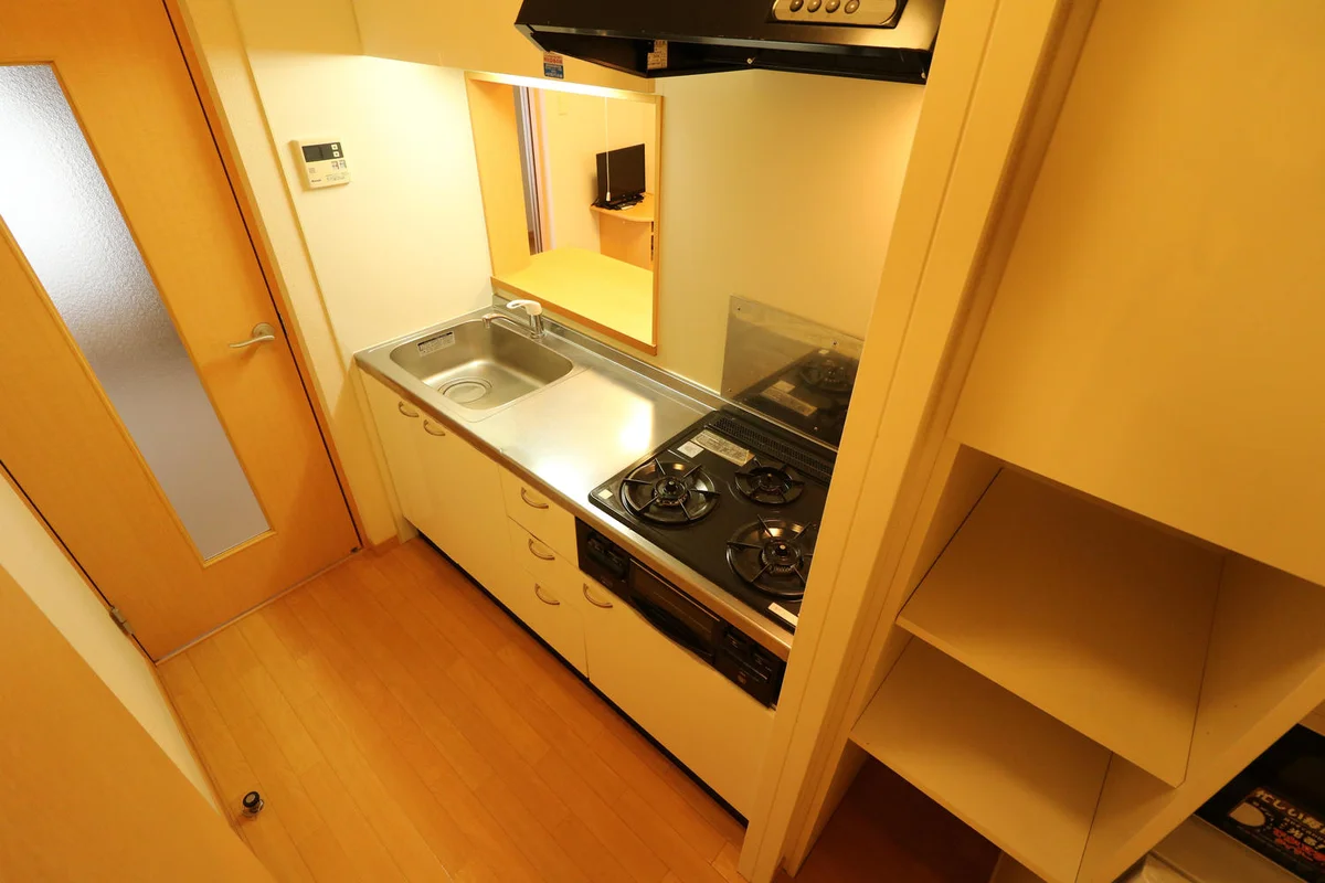 ３口ガスコンロ付きのシステムキッチンを完備！料理好きな方へおススメ