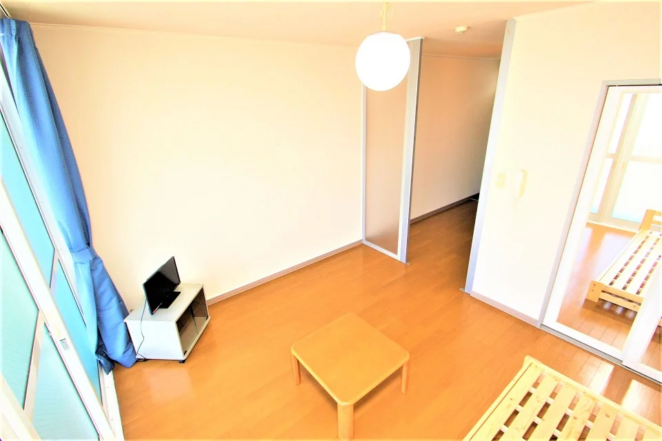 テレビ、エアコン、ベッド台、机、カーテンが装備されていますよ！