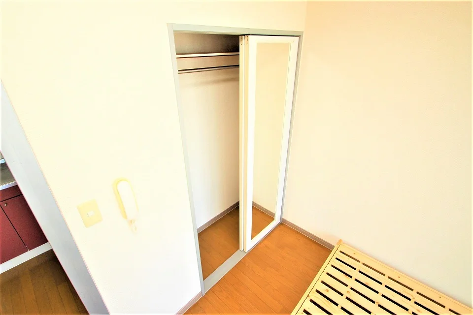 収納扉は両面開きの姿見になってますよ！