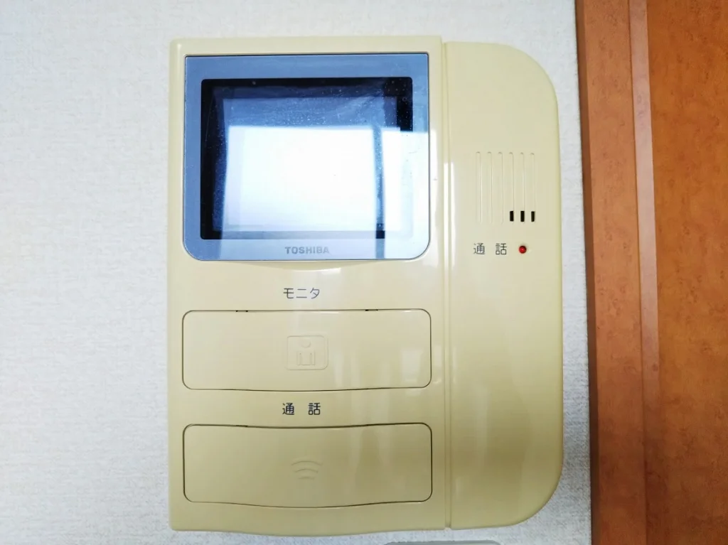 モニター付きインターホンで安心。同タイプの写真です。