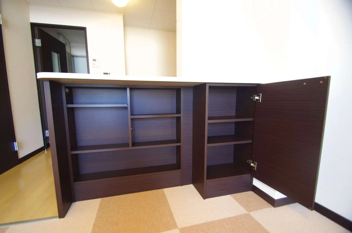 カウンターの下は収納スペースに