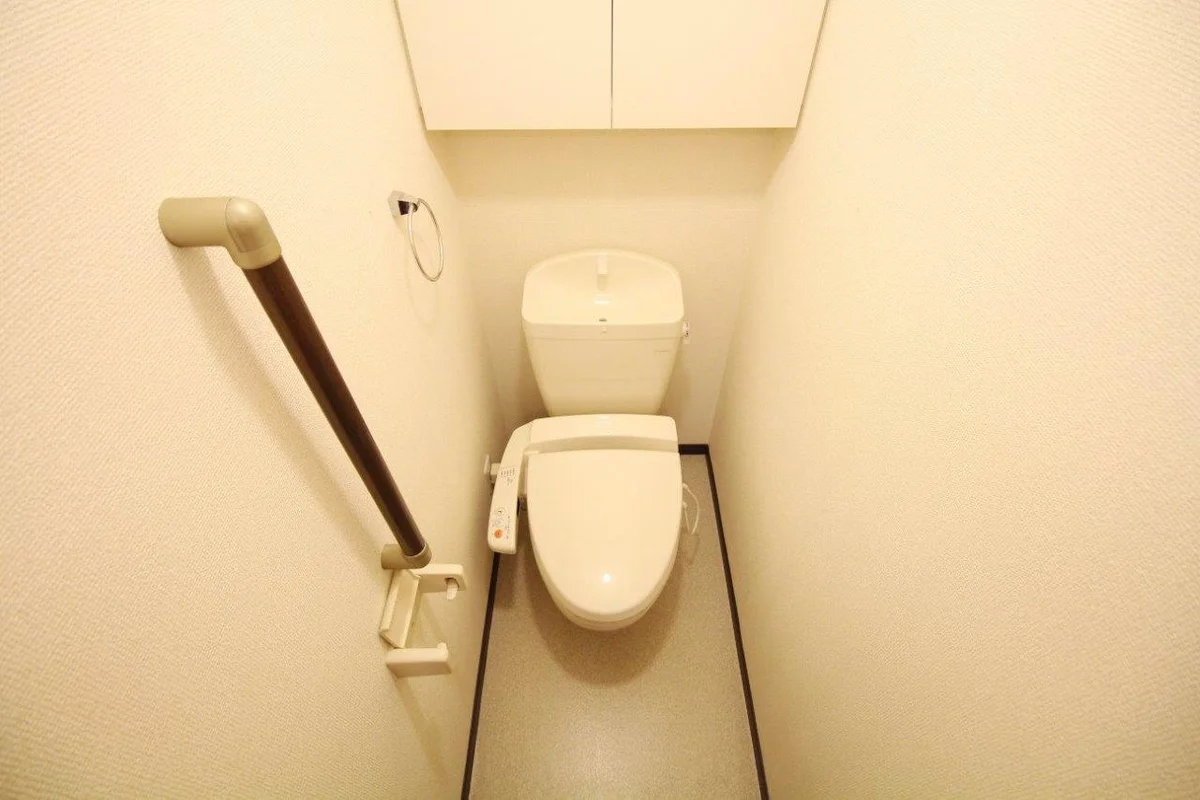 お風呂とトイレは別々、温水便座つき