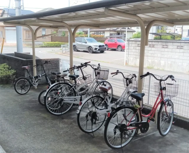 屋根付き駐輪場完備