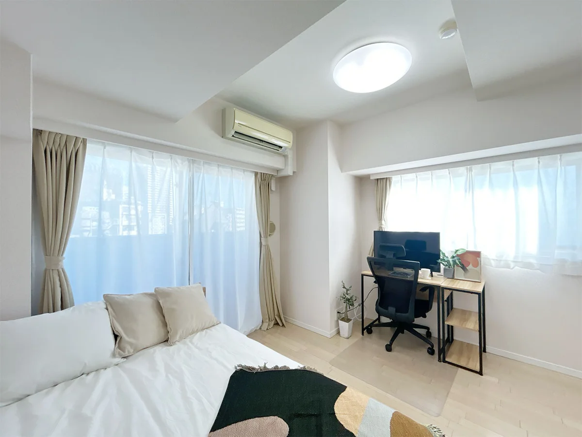 写真はお部屋のイメージです。ラグなどの室内装飾はございません。