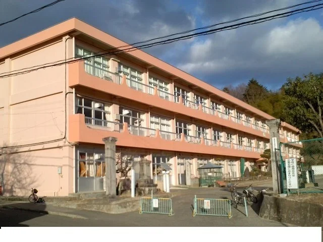 二本松市立大平小学校まで2000m