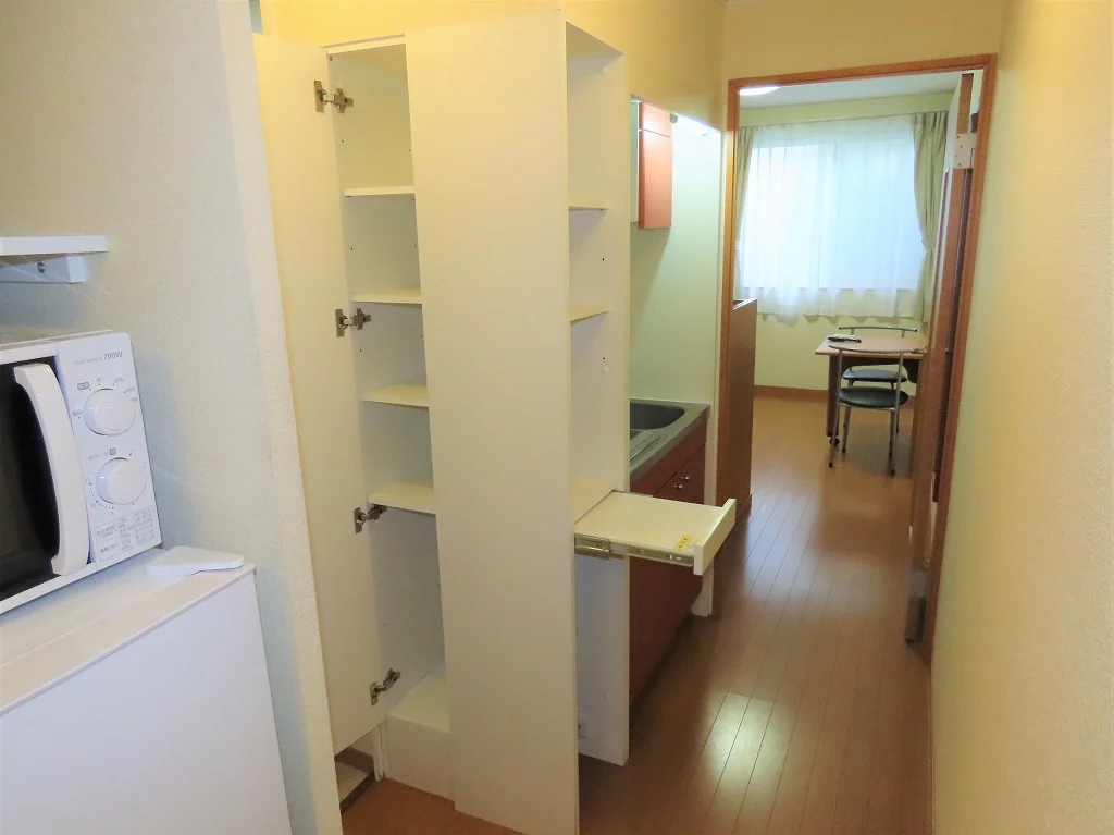 キッチン周りも収納が豊富です