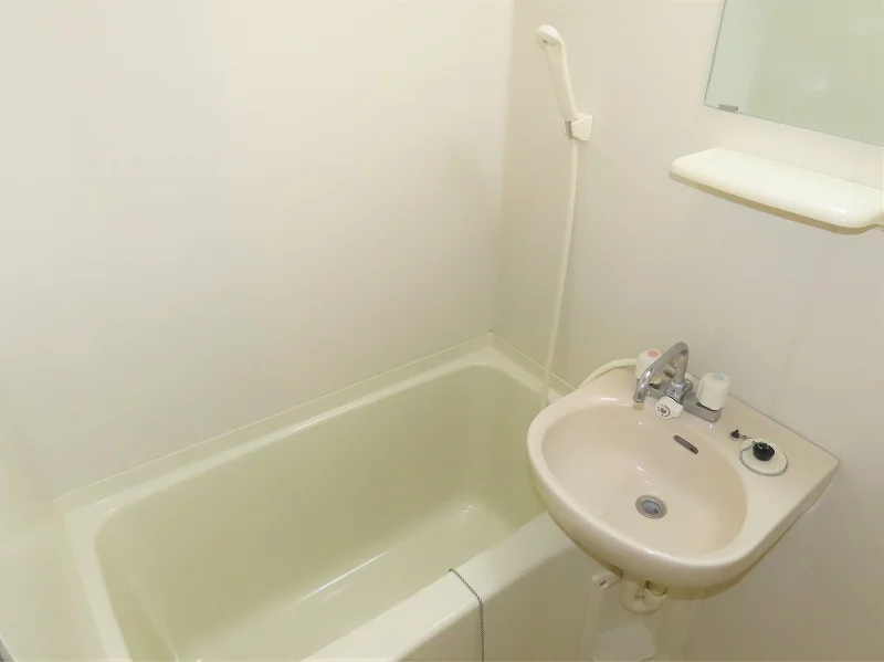 洗面台とユニット式のお風呂です