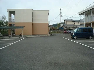 駐車場は全部で14台分ご用意しております。