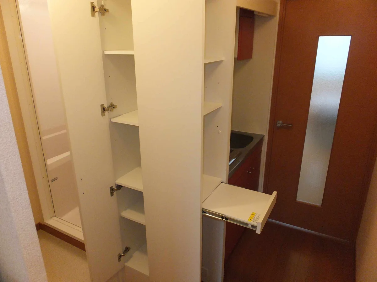 キッチン周辺の収納も多いです。まな板置き場もあります。