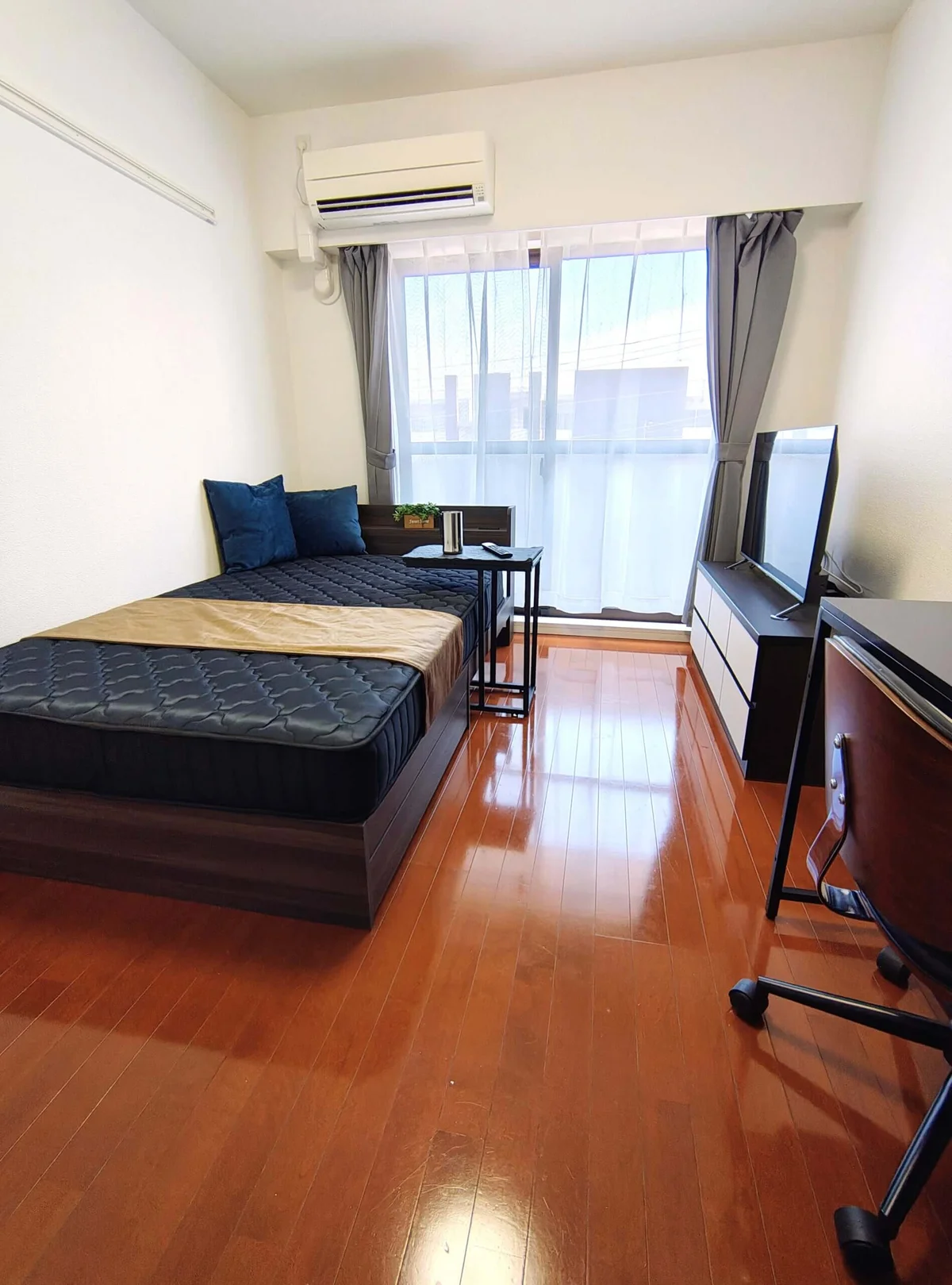 デスクセット・テレビ付き♪