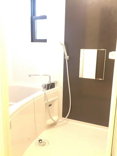 窓付き。追い焚き機能も完備。