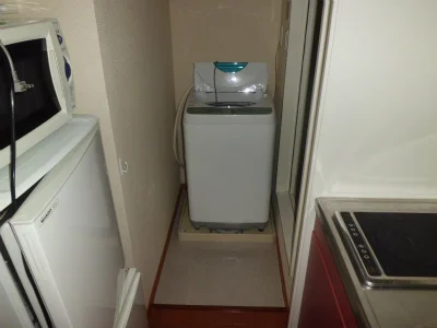 洗濯機置場はバスルームの前に位置しています。