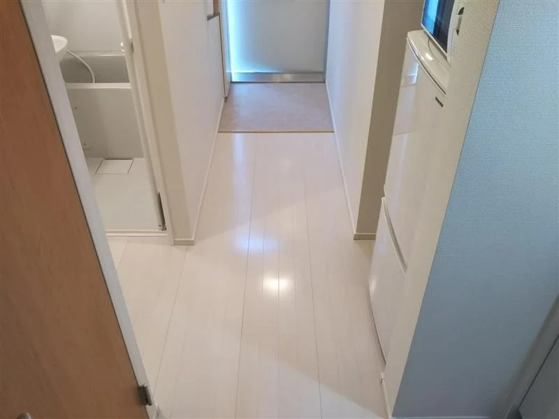 玄関側から居室に向けて。