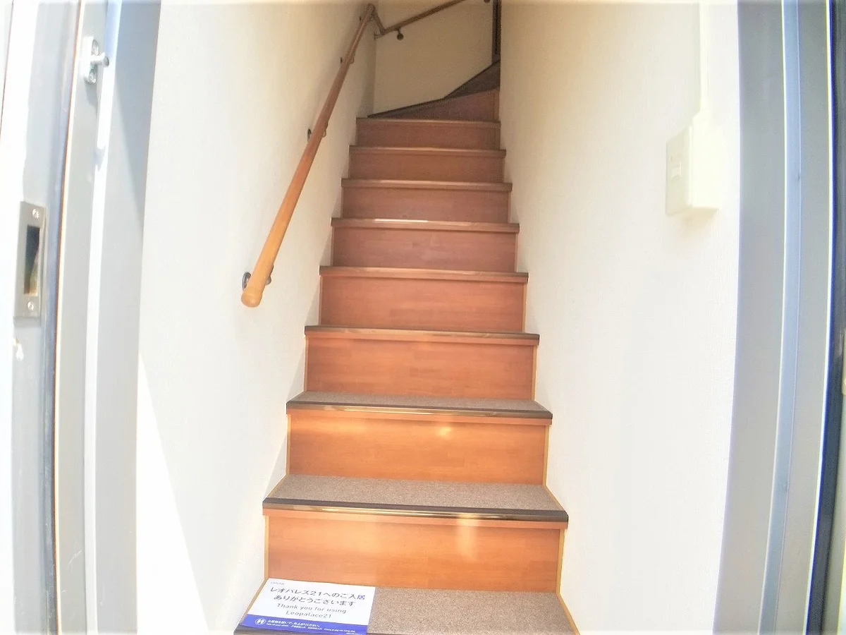 玄関を開けて正面に2Fに上がる階段があります。