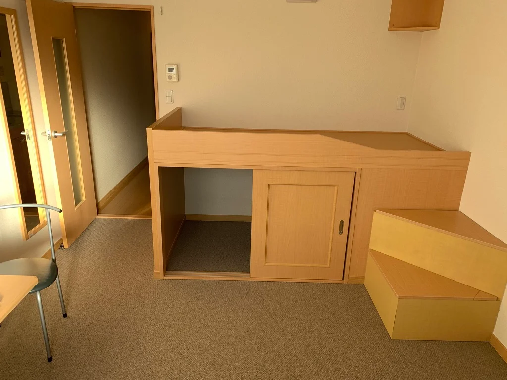 ベット下はたっぷり収納。