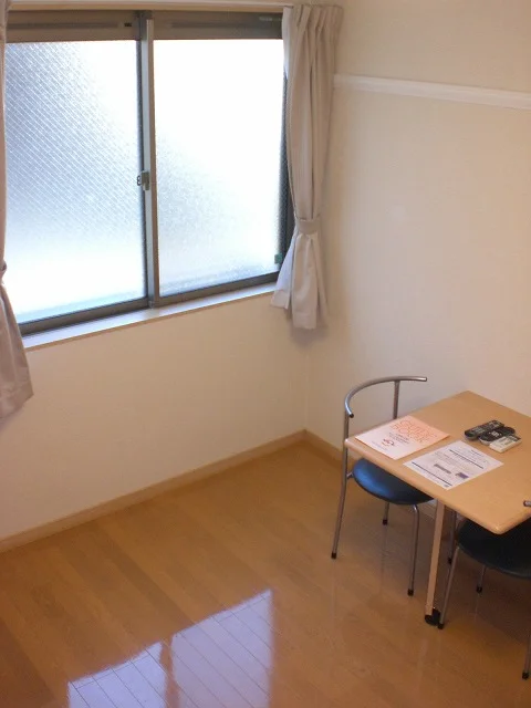 折りたためるテーブル・カーテン付きです。