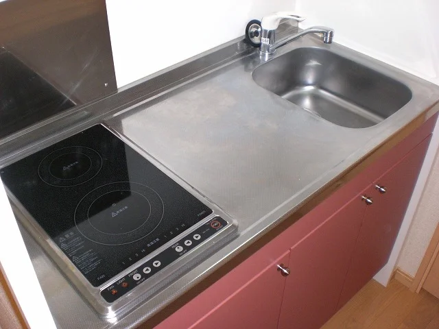 ガラストップ2口コンロ・調理スペース付きです。　